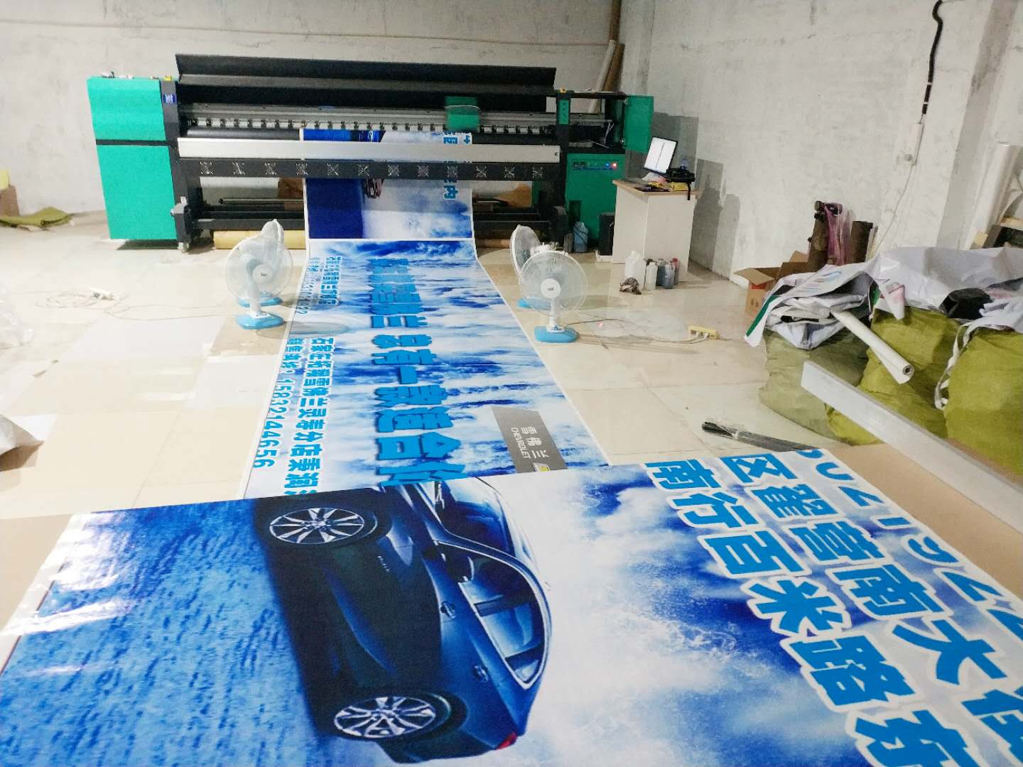 公司有戶(hù)外大型噴繪機(jī)，接受同行及客戶(hù)墻體廣告噴繪膜噴繪業(yè)務(wù)，價(jià)格優(yōu)惠，質(zhì)量最好！